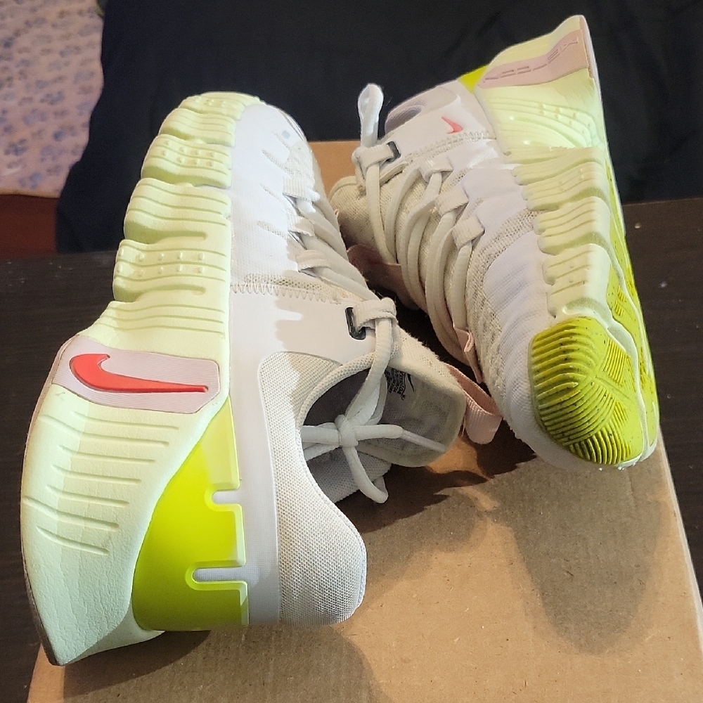 Nike Free Metcon 5 Barely Volt Pink Foam (Womens) Womens 8 EUC - Picture 7 of 11